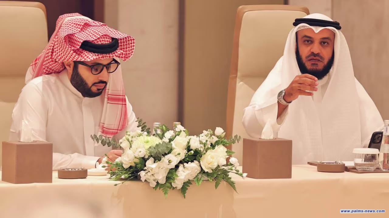 تركي آل الشيخ يثير الجدلَ بصورته مع مشاري العفاسي